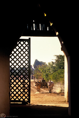 Bagan - Carro dal portale