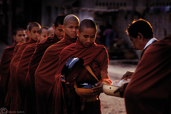 Mandalay - la questua dei monaci