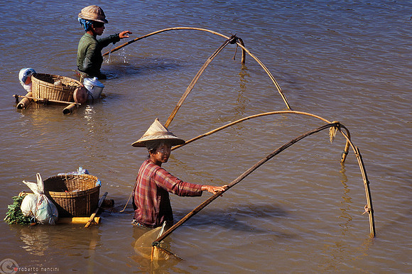 Donne alla pesca lungo il fiume