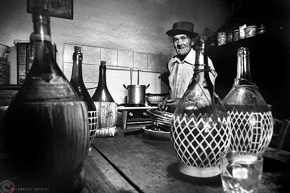 Riparbella - Giovannino, interno con bottiglie