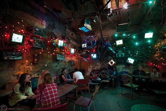 Ruin Bar  Szimplakert: Monitors