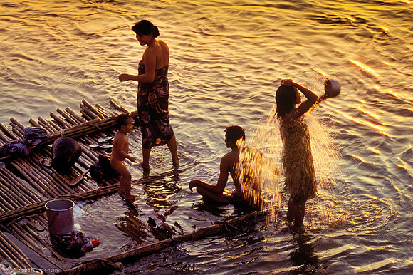 Famiglia alle rive del fiume