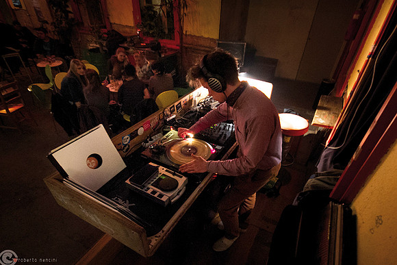 Ruin Bar  Fogasház: Deejay