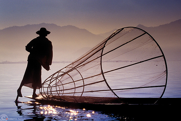 Lago Inle - Pescatore Intha rema aiutandosi con il piede