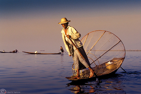 Lago Inle - Pescatore nella tipica remata dei popoli Intha