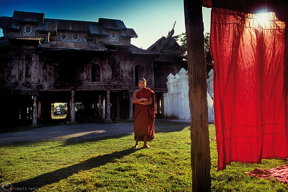 Monastero Shwe Yaunghwe Kyaung - Controluce