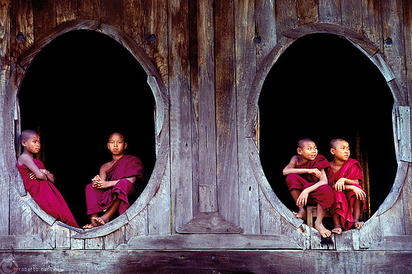 Monastero Shwe Yaunghwe Kyaung con le tipiche finestre ovali