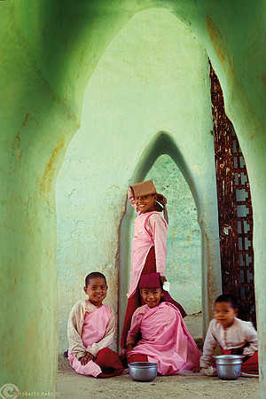 Bago - Piccole monache nel tempio