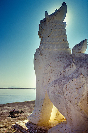Un leogrifo gigante protegge l'ingresso del tempio