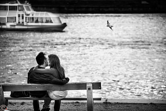 Seduti in riva al Danubio
