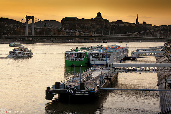 Tramonto su Buda