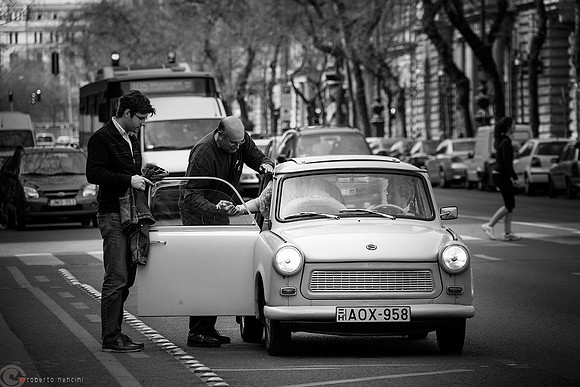 La piccola e poco confortevole Trabant nel centro città