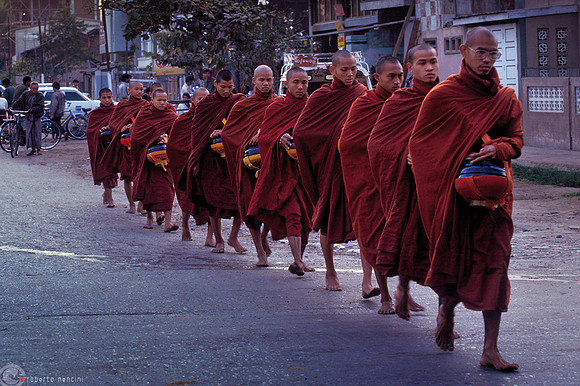 Mandalay - la questua dei monaci
