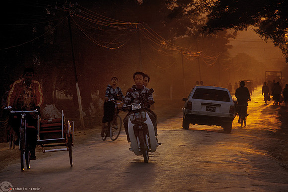Bagan - On the road