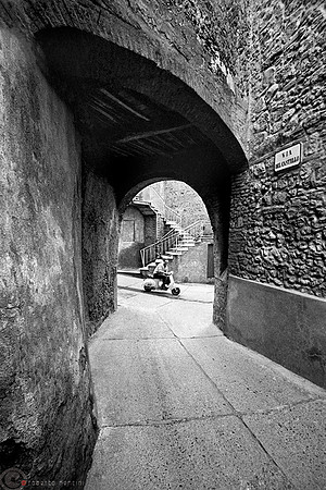 Montescudaio - Passaggio nell'arco